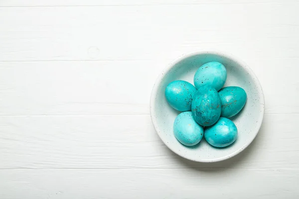Güzel Paskalya Yumurtalarıyla Dolu Bir Tabak Paskalya — Stok fotoğraf