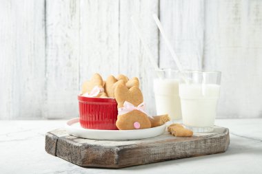 Bir bardak süt ve Paskalya kurabiyesi. Metin için yer.