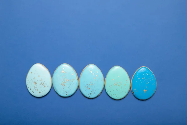 Biscuits Pâques Sur Une Assiette Sur Fond Bleu Endroit Pour — Photo