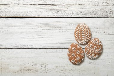 Beyaz ahşap arka planda Paskalya kurabiyeleri. Metin için yer.