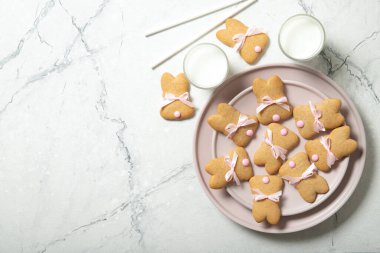 Paskalya kurabiyeleri beton kaplama bir tabakta. Yukarıdan bak. Metin için yer.
