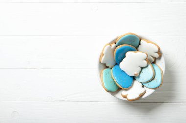 Paskalya kurabiyeleri bir tabak içinde beton bir arka planda. Paskalya tavşanları. Mesaj için yer. Üst Manzara. Mesaj için yer. Paskalya yumurtaları.