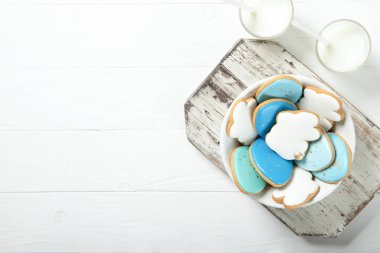 Paskalya kurabiyeleri bir tabak içinde beton bir arka planda. Paskalya tavşanları. Mesaj için yer. Üst Manzara. Mesaj için yer. Bir bardak süt.