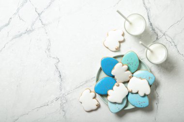 Paskalya kurabiyeleri bir tabak içinde beton bir arka planda. Bir bardak süt. Paskalya yumurtaları. Paskalya tavşanları.