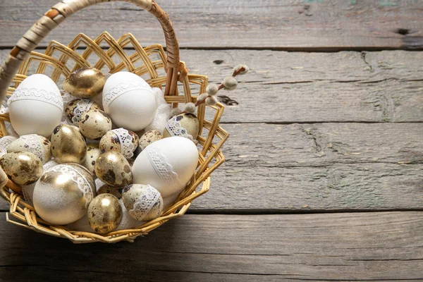 Paskalya Bıldırcın Yumurtaları Sepetin Içinde Eski Ahşap Bir Arka Planda — Stok fotoğraf