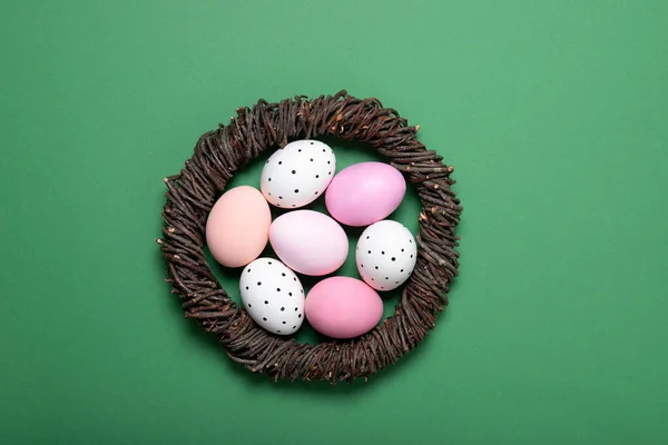 Yeşil Arka Planda Bir Yuvada Paskalya Yumurtaları Yazı Için Yer — Stok fotoğraf