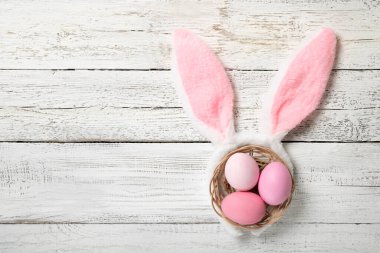 Beyaz ahşap arka planda paskalya yumurtaları, yazı için yer, üst manzara, izolasyon,