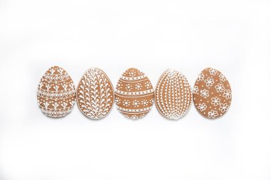 Beyaz arka planda Paskalya kurabiyeleri, Paskalya yumurtaları, Paskalya kurabiyeleri, mesaj için yer,