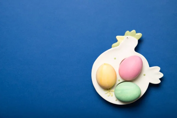 Beaux Oeufs Pâques Sur Une Assiette Sur Fond Bleu Place — Photo