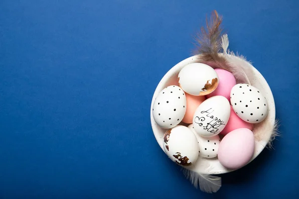 Mavi Arka Planda Bir Tabakta Güzel Paskalya Yumurtaları Yazı Için — Stok fotoğraf