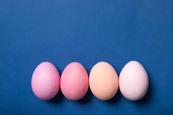 Mavi Arkaplanda Paskalya Yumurtaları Metin Üst Görünüm Kartpostallar Için Yer — Stok fotoğraf
