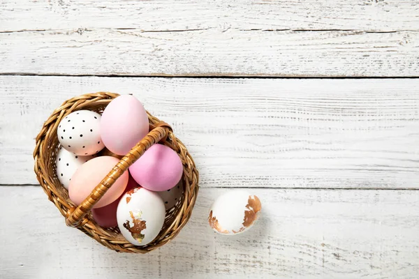 Beyaz Ahşap Arka Planda Paskalya Yumurtaları Yazı Için Yer Üst — Stok fotoğraf