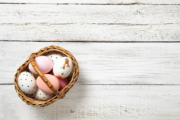 Beyaz Ahşap Arka Planda Paskalya Yumurtaları Yazı Için Yer Üst — Stok fotoğraf