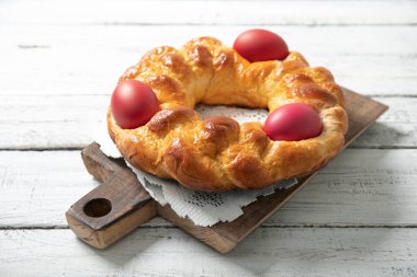 İtalyan paskalya ekmeği. Kırmızı yumurtalar. Lezzetli Paskalya pastası. İtalya