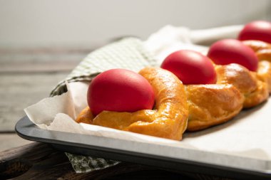 İtalyan paskalya ekmeği. Kırmızı yumurtalar. Lezzetli Paskalya pastası. İtalya.