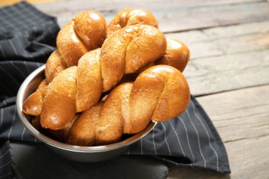 Yunan paskalya çörekleri. Yunan Paskalyası. İtalyan Paskalyası. Geleneksel Paskalya ekmeği. Paskalya yumurtaları. Yakın plan.