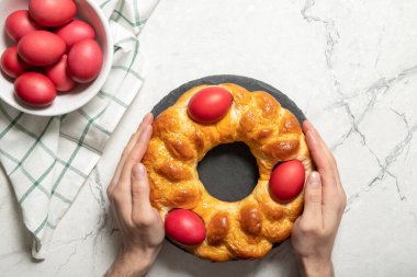 Lezzetli ve güzel İtalyan paskalya ekmeği. İtalyan Paskalya Ekmeği Bir adamın ellerinde