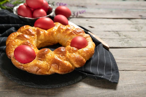 Lezzetli paskalya ekmeği. Paskalya ekmeği ve kırmızı yumurta. İtalyan Paskalya Ekmeği
