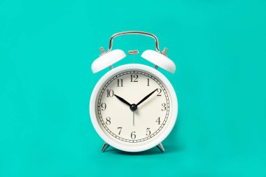 Mavi arkaplanda beyaz alarm saati