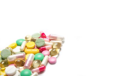 Beyaz arka planda bir sürü renkli hap var. Beslenme takviyeleri. Mesaj için yer. Coronavirüs