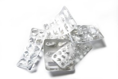 Beyaz arka planda haplar yüzünden su toplamış.