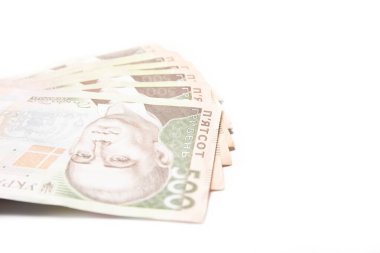 Beyaz arka planda Ukrayna parası. Banknotlar 500 Hryvnia yakın plan. Kriz. Finans