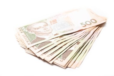 Beyaz arka planda Ukrayna parası. Banknotlar 500 hryvnia. Ukrayna. Övgü. Kriz. Finans