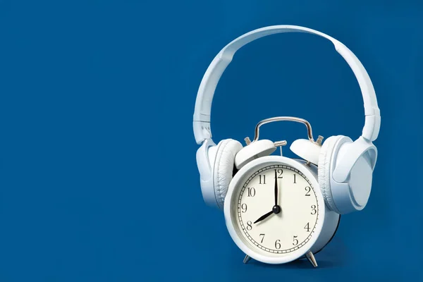 Λευκό Ξυπνητήρι Και Ακουστικά Μπλε Φόντο Μουσική Ξεκουράσου Θέση Για — Φωτογραφία Αρχείου