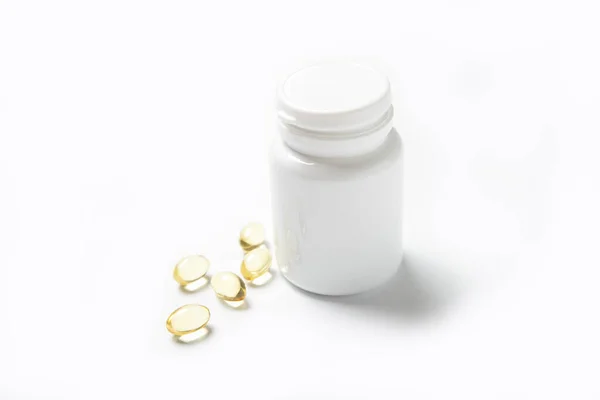 白い背景に瓶の中の魚油丸薬 オメガ3 ビタミン — ストック写真