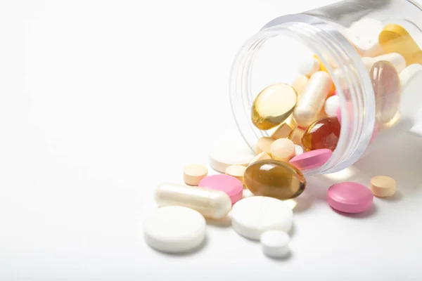 Много Разных Таблеток Банке Белом Фоне Крупный План Лекарство Лекарства — стоковое фото