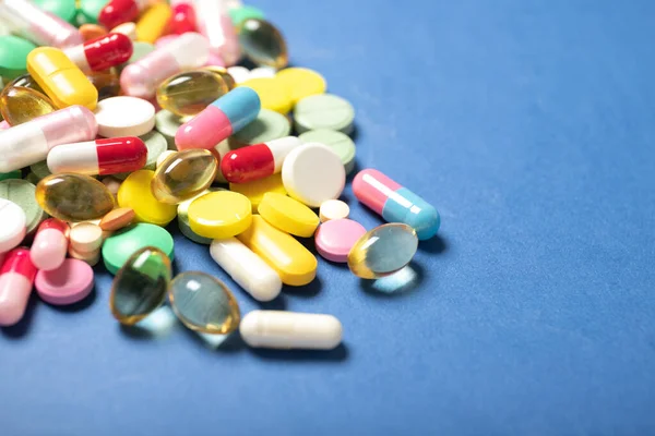 Pillen Capsules Een Blauwe Achtergrond Concept Van Geneeskunde Gezondheid — Stockfoto