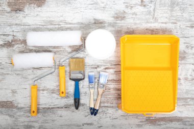 Tamir için aksesuarlar. Boya, fırça, rulo, eldiven. Onarım.