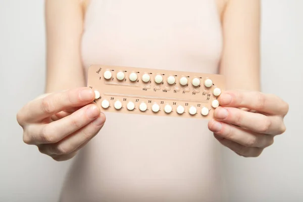 Fille Tient Des Pilules Contraceptives Dans Ses Mains Contraception — Photo