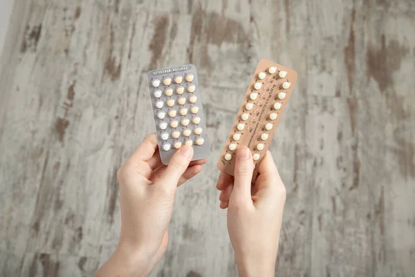 Fille Tient Des Pilules Contraceptives Dans Ses Mains Contraception — Photo
