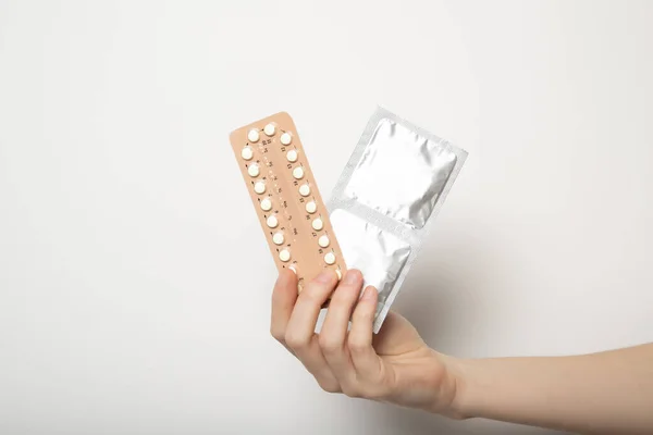 배경에 피임약 콘돔을 — 스톡 사진
