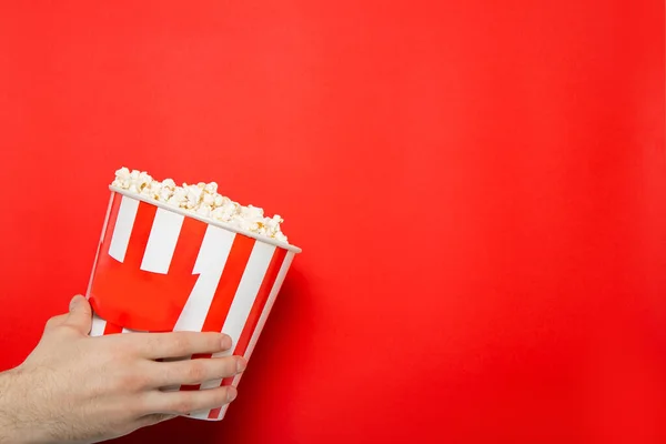 Der Typ Hält Popcorn Den Händen Auf Rotem Grund Platz — Stockfoto