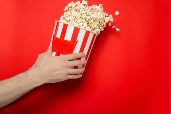 Der Typ Hält Popcorn Den Händen Auf Rotem Grund Platz — Stockfoto