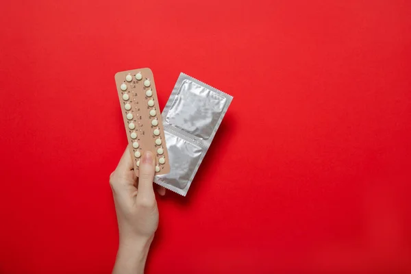 소녀는 피임약 콘돔을 있습니다 인셉션 텍스트의 — 스톡 사진