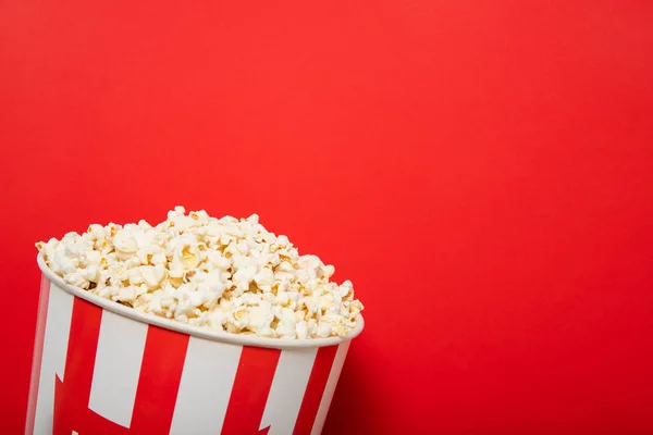 Popcorn Auf Rotem Hintergrund Platz Für Text — Stockfoto