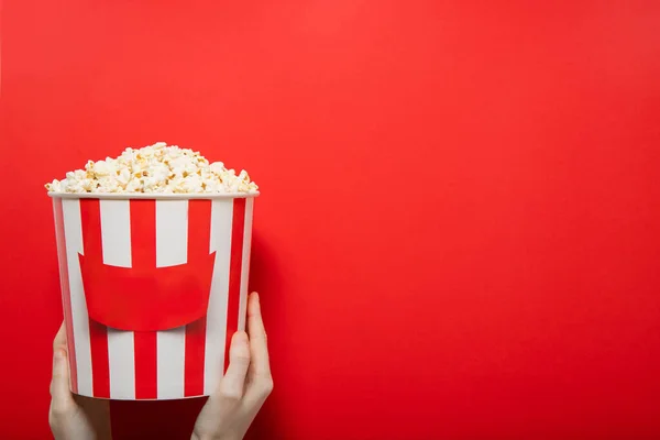 Popcorn Auf Rotem Hintergrund Platz Für Text — Stockfoto