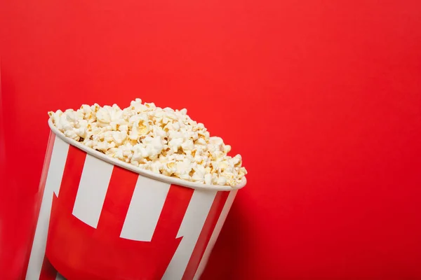 Popcorn Auf Rotem Hintergrund Platz Für Text — Stockfoto