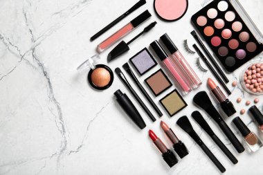 Dekoratif kozmetik seti. Üst görünüm, metin için yer.
