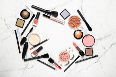 Gri arkaplanda makyaj için dekoratif kozmetik ve aksesuarlar çerçevesi