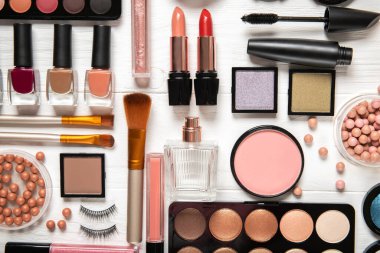 Beyaz arka planda dekoratif kozmetik ve makyaj fırçaları, üst görünüm