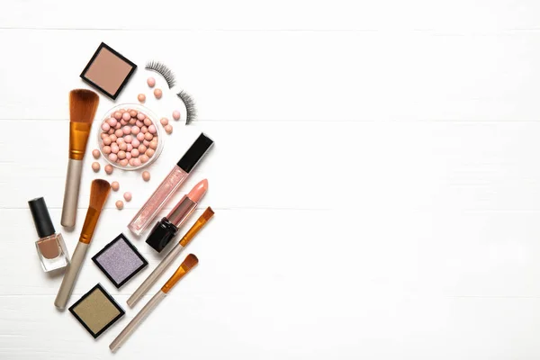 Cosmética Decorativa Pinceles Maquillaje Sobre Fondo Blanco Vista Superior Lugar — Foto de Stock