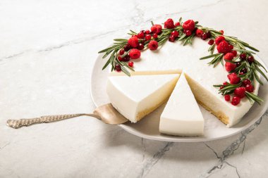 Tabakta ev yapımı ahududu peynirli kek.