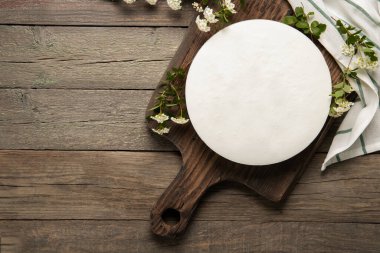 Ahşap arka planda nefis ev yapımı cheesecake. Metin için yer.