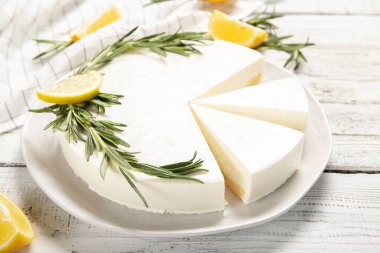 Lezzetli ev yapımı peynirli kek Limonlar ve biberiyeyle süslenmiş