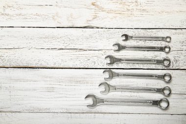 Ahşap arka plandaki aletler. Metin için yer