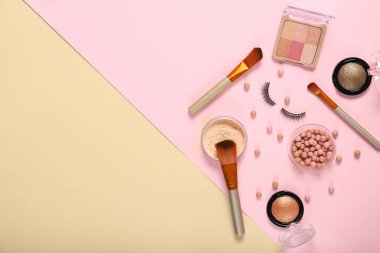 Renkli bir arka planda dekoratif kozmetik seti. Metin için yer